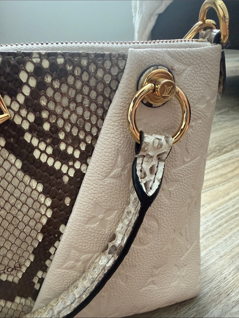 Louis Vuitton python and beige crossbody with gold hardware - Picture 6 of 16